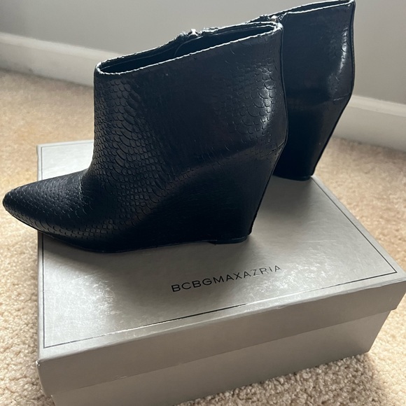 BCBGMAXAZRIA Black Perfed Snake Size 6M - Picture 8 of 10